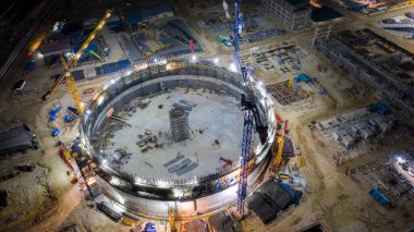 Gün batımında hava manzaralı rafineri petrol tankları şantiyesi        