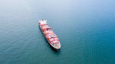 Konteyner gemisinin lojistik nakliye için limana giden hava görüntüsü.                