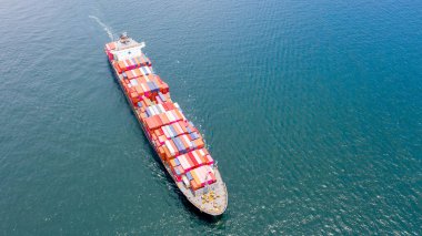 Konteyner gemisinin lojistik nakliye için limana giden hava görüntüsü.                