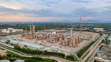 Gün batımında endüstriyel fabrikanın hava manzarası. bitki endüstrisi konsepti.         