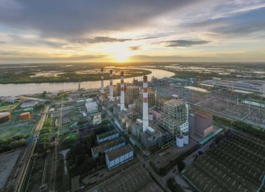 Gün batımında endüstriyel fabrikanın hava manzarası. bitki endüstrisi konsepti.         