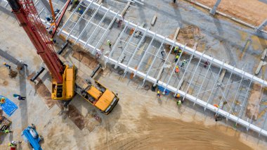 Beton döken hava manzaralı inşaat işçileri.