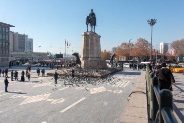 Ankara / Türkiye 22 Ocak 2020 Kızıl Hilal Meydanı 'ndaki kuşları besleyen adam