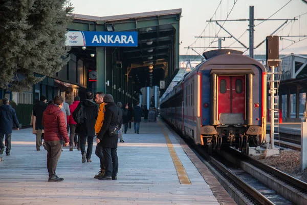 Ankara / Türkiye 22 Ocak 2020 Ankara İstasyonu 'na gitmek için bekleyen tren