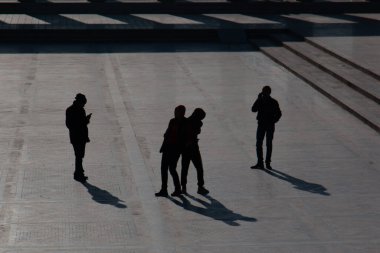 21 Ocak 2020 Ankara Anitkabir 'de yürüyüş yapan insanlar. Siyah Beyaz.