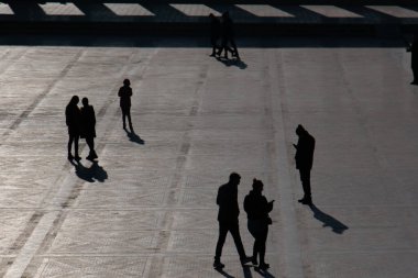 21 Ocak 2020 Ankara Anitkabir 'de yürüyüş yapan insanlar. Siyah Beyaz.
