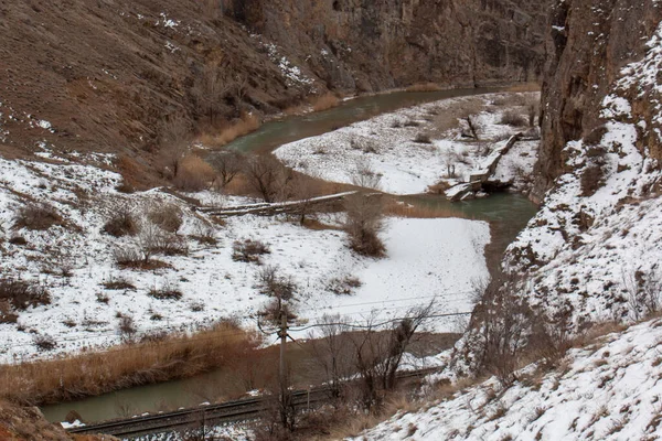 Karlı dağlardan geçen tren rayları. / Sivas Türkiye