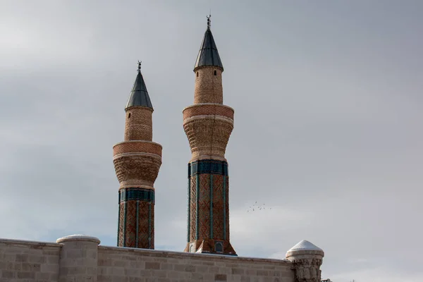 Января 2020 Sivas Turkey Double Minaret Madrasa Sivas — стоковое фото