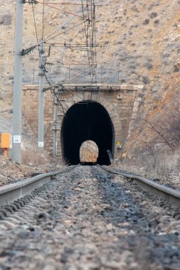 Demiryolu ve dağlar arasındaki köprü.