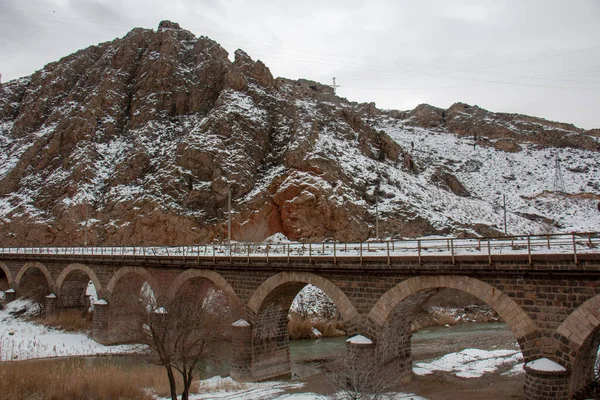 Beyazlar içinde karlı dağlar. Sivas / Türkiye
