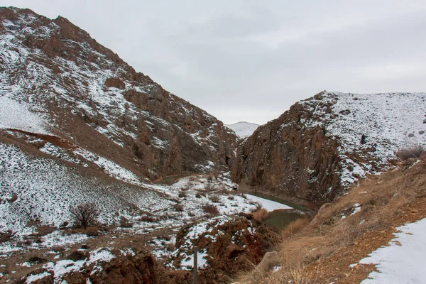 Beyazlar içinde karlı dağlar. Sivas / Türkiye