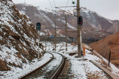 Karlı dağlardan geçen tren rayları. / Sivas Türkiye
