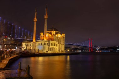 16 Ocak 2020 Karaköy / Türkiye Ortakoy Camisi ve Boğaz Köprüsü