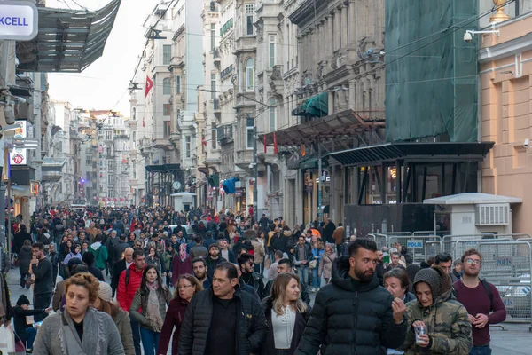17 Aralık 2019 İstanbul / Türkiye Taksim istiklal Caddesi ve ziyaretçi