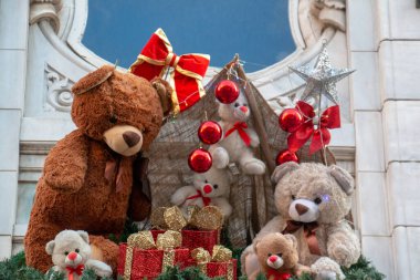 Doldurulmuş oyuncak ayılar Noel için süslenmiş.