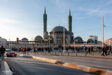 17 Aralık 2019 İstanbul / Türkiye Halk Taksim camii ve meydanından yürüyor