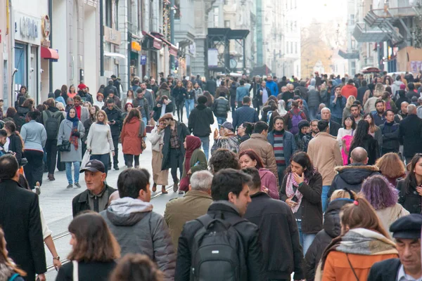 17 Aralık 2019 İstanbul / Türkiye Taksim istiklal Caddesi ve ziyaretçi
