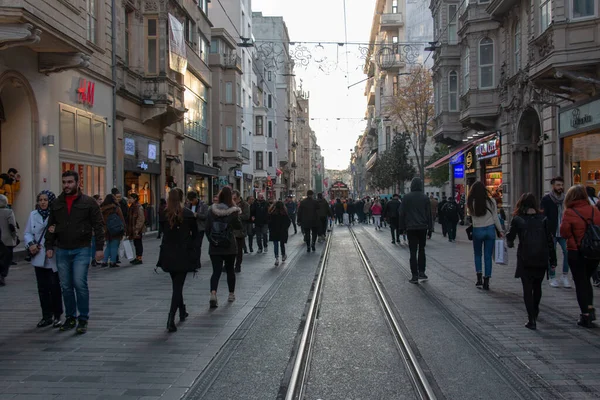 17 Aralık 2019 İstanbul / Türkiye Taksim istiklal Caddesi ve ziyaretçi