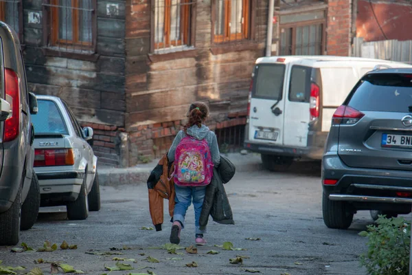 17 Aralık 2019 İstanbul / Türkiye Çocuğu okuldan. Düşük gelirli bir hayatın sürdüğü mahalle