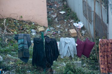Harap olmuş bir mahallede askılar. Eski ve terk edilmiş