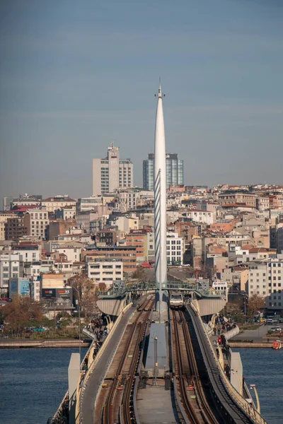 17 Aralık 2019 İstanbul / Türkiye Haliç metro köprüsü manzaralı. İstanbul silueti