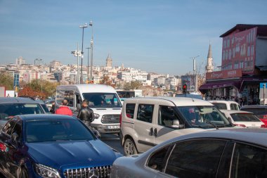 17 Aralık 2019 İstanbul / Türkiye Galata Kulesi ve arabalar