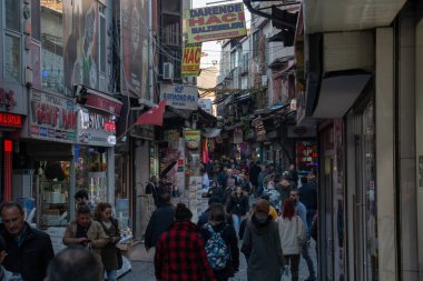 17 Aralık 2019 İstanbul / Türkiye Eminonu, İstanbul 'da yürüyen