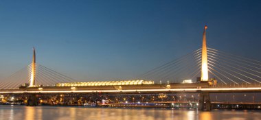 12 Aralık 2019 İstanbul / Türkiye Haliç metro köprüsü ve denizi