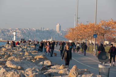10 Aralık 2019 İstanbul / Türkiye Kadıköy kıyısında yürüyen insanlar
