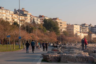 10 Aralık 2019 İstanbul / Türkiye Kadıköy kıyısında yürüyen insanlar