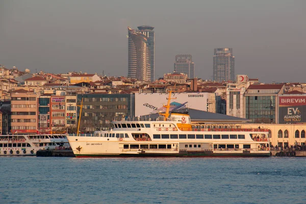 Декабря 2019 Istanbul Turkey Ferry Goes Sea Worker Istanbul — стоковое фото
