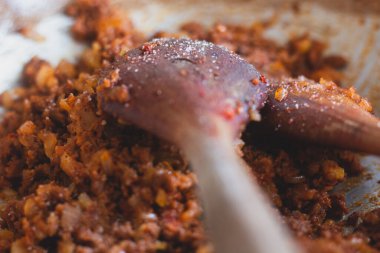 Bulgur el ele tutuştu. Yiyecek için çıkarılmış.