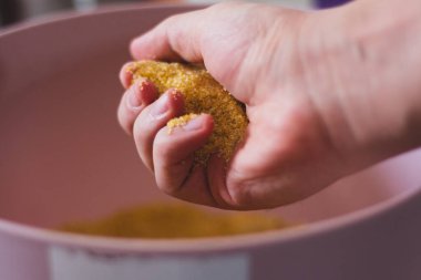 Bulgur el ele tutuştu. Yiyecek için çıkarılmış.