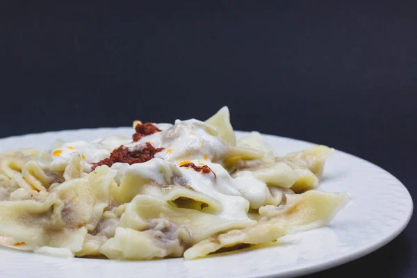 Tabağa sos konmuş Türk mantısı.