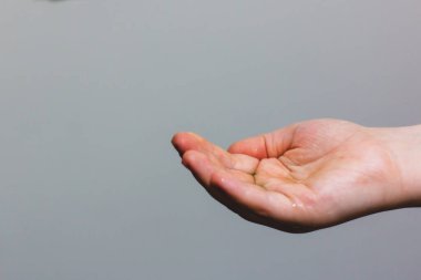 Virüs ve mikroplardan korunmak için el yapımı kolonya.