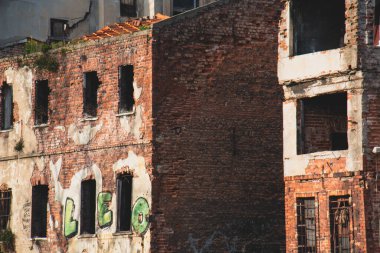 İstanbul 'da eski ve terk edilmiş evler.