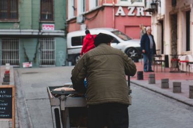 2 Mart 2020 İstanbul / Türkiye Kavgacısı elinde arabasıyla hurda topluyor