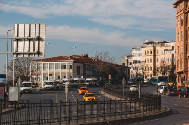 2 Mart 2020 İstanbul / Türkiye Arabaları ve Sisli Meydanı 'nda yürüyen insanlar