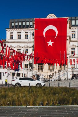Meydanda 2 Mart 2020 Karaköy / İstanbul Türk bayrakları asılı