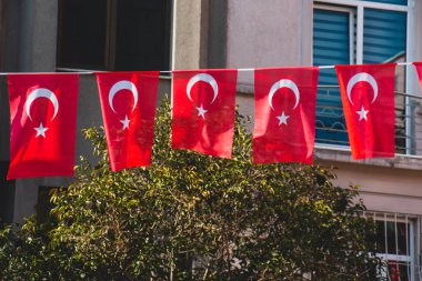 Meydanda Türk bayrakları asılı