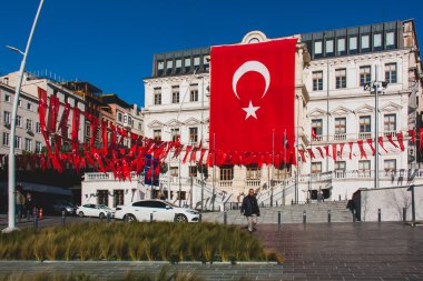 Meydanda 2 Mart 2020 Karaköy / İstanbul Türk bayrakları asılı