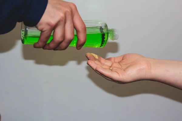 Virüs ve mikroplardan korunmak için el yapımı kolonya.