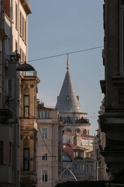 2 Mart 2020 İstanbul / Türkiye İstanbul sokakları ve Galata Kulesi