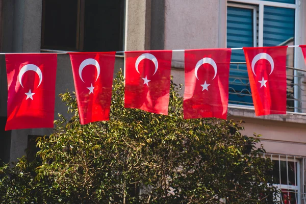 Banderas Turcas Colgando Plaza Imágenes De Stock Sin Royalties Gratis
