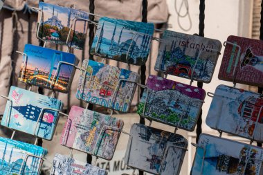 2 Mart 2020 Beyoğlu / İstanbul Türkiye ve Türkiye kartpostallar için rafta duruyor