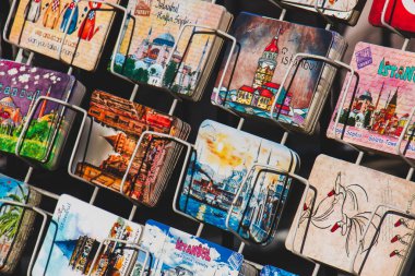 2 Mart 2020 Beyoğlu / İstanbul Türkiye ve Türkiye kartpostallar için rafta duruyor