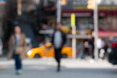 İstanbul 'da grip olanlar. İnsanlar caddenin ortasında yürüyorlar.