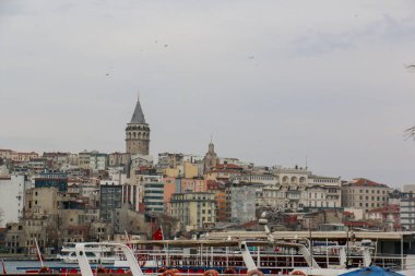 27 Şubat 2020 İstanbul / Türkiye Galata Kulesi, balıkçılar ve binalar.