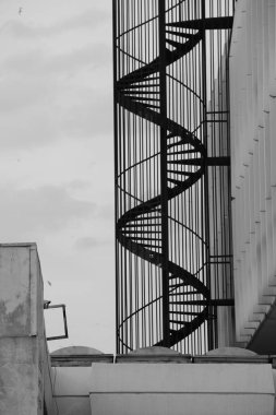 Binalar için açık bir kaçış. Yangın çıkışı.