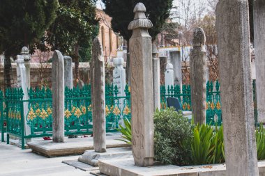 Süleyman Camii 'nin bahçesindeki mezarlıkta.